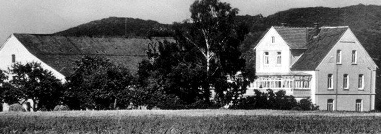 Alter Haus von früher in schwarz/weiß